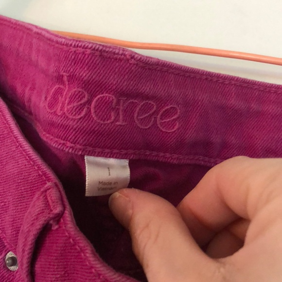 Decree fuschia medium/high-waisted jean shorts - Picture 2 of 3